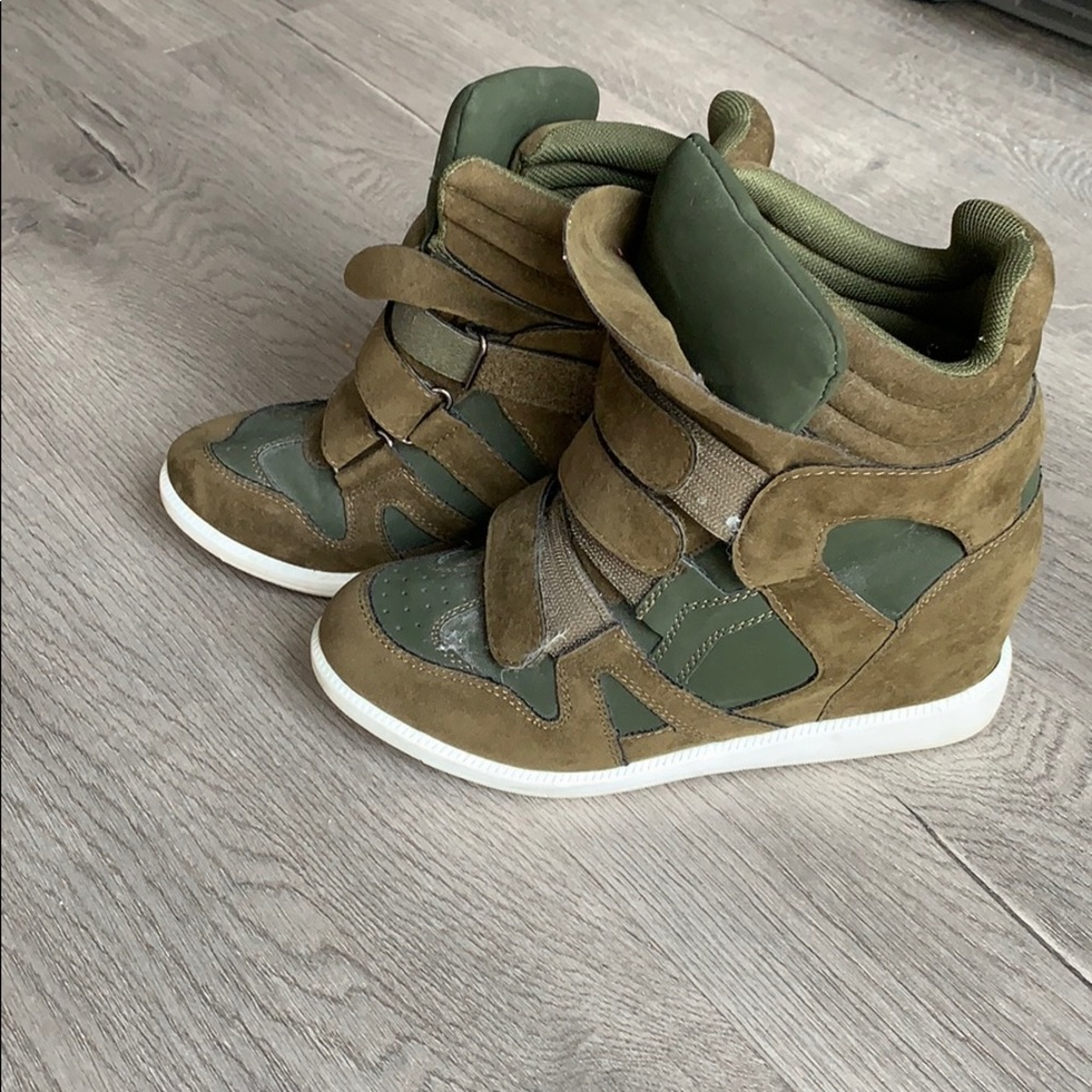 Wedged tennis shoes